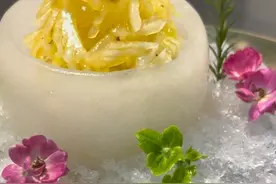 #上热门 给大家分享一道夏季降温解暑菜品冰镇白苦瓜制作教程，非常不错大家可以收藏起来试试吧。关注我的主页看更多菜品教程谢谢支持🙏 #白苦瓜 #快影达人激励计划 #万粉用快影视频封面