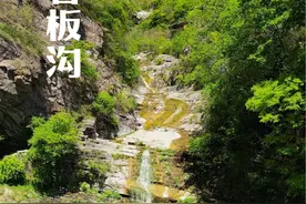 今天给大家介绍一个全程免费可以自驾、露营、徒步，玩水的好地方，直接导航林州市合涧镇石板沟村可直达，那天和朋友来到这里，看到这潺潺的溪水，真想跳下去游个泳啊。这里峡谷纵横，溪流穿行于山涧之间，蜿蜒流淌，清澈见底，周边山峰层峦叠嶂，壁立千仞，附近还有罗汉梯、猴梯、雪光寺，双阴洞、拐弯山等众多徒步路线，非常适合五一游玩。#身体和灵魂总有一个在路上 #户外徒步登山 #自驾游 #旅行