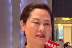 二等功臣、原149师英雄总机班班长张岩，所带领的总机班荣立集体一等功，被誉为火线九姐妹，在自卫还击作战中，她们冒着枪林弹雨，越过敌人的雷区，为确保部队的通信联络畅通无阻，为战斗胜利做出重大贡献，如今46年过去了，老兵英姿不减风采依旧，铭记前辈无私奉献，向时代女性、巾帼英雄致敬！#致敬 #对越自卫反击战 #保家卫国 #巾帼不让须眉 #传递正能量