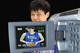 杨瀚森联合试训第二场11分6篮板6助攻，持续发挥出色有望冲击首轮，高位策应连续发牌让人看到了约基奇的影子，可以说杨瀚森第二场发挥比第一场更加出色，无论是进攻端还是防守端，杨瀚森都打出了自己的风格，你们觉得杨瀚森能成为下一个申京吗#杨瀚森 #nba选秀视频封面