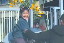 4月10日（采访时间），山东烟台。叔叔骑马接侄女放学同学们纷纷羡慕，搁谁嘴角都压不住啊！感谢分享@AnAn💕YouYou @龍江精品车行韩老二🚗  #骑马 #接娃放学 #太拉风了 #放学路上视频封面