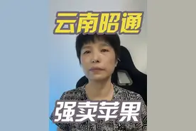 云南昭通的果农拦车强卖苹果，司机碾过去造成纠纷！#云南 #昭通 #新闻 #热点新闻事件视频封面