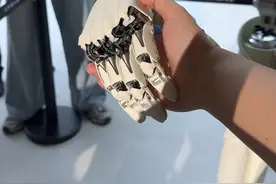 出息了！我和小鹏的AI机器人握手了！ 这是我们国产的机器人！ #小鹏 #2025上海车展 #小鹏机器人 #小鹏汽车视频封面