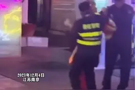 南京夫子庙工作人员表示，因为“猴哥”在这里从事商业活动，游客和他合照要收取费用。景区不允许有这种商业活动，所以保安在与其进行沟通劝阻，期间发生了争执。视频封面