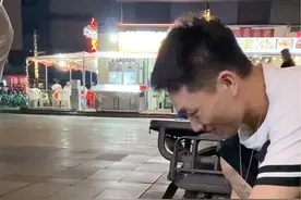 爸爸们没白疼你啊，这波双标爸爸很欣慰～但是下次你要记得，看见有人拿袋子就第一时间找爸爸～@吉大爷 @小吉奶爸 #流浪狗不再流浪 #捡狗后续 #超市老板捡到的小狗 #其实狗狗什么都懂 #狗狗会说话视频封面