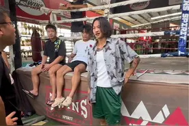 在东莞的搏击江湖中，有一位声名远扬的人物——长毛哥。他以无畏的勇气和精湛的技艺，被人们尊称为“踢馆之王”。 长毛哥并非初出茅庐的新手，他有着丰富的踢馆经验。然而，此前的几次踢馆体验却未能达到他预期的满意程度。那一次次的挑战，虽有激情四溢的拼搏，却总似少了些什么，让他心中留有一丝遗憾。 但长毛哥岂是轻易言败之人？他心中的斗志如同熊熊烈火，越烧越旺。于是，他做出了一个大胆的决定——从东莞驾车奔赴佛山温拿拳馆。他的目标，是把这里变成他新的练功场。 这里有着更为残酷的泰拳踢馆规则，仿佛是为真正的勇士而设。长毛哥深知，这将是一场前所未有的艰难挑战，但他毫不畏惧。他的眼神中闪烁着坚定的光芒。 这场来自东莞的踢馆之王与温拿泰拳手的对决，究竟会碰撞出怎样的火花？让我们拭目以待。10.5/21:00踢馆地址佛山市高明区碧桂园温拿新馆#清华北大不如胆子大系列视频封面