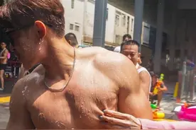 泰媒报道西双版纳的泼水节盛况 #泰国 #泼水节 #泰语 #西双版纳