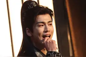 后续来了，亲完了 这下开心了 赫再回味呢，期待下一场吻戏的到来，俊男靓女😄#张凌赫 #田曦薇 #dou上热门