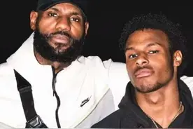 训练备战中，#雷迪克 用#布朗尼 模拟#爱德华兹 进行当时#湖人视频封面