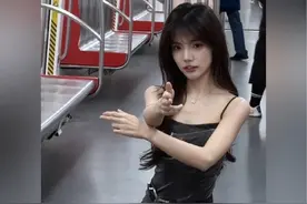 每个姐姐上地铁变装的那一刻真的好A好飒，这波变装真换到我心里去了啊！#成都地铁穿越挑战视频封面