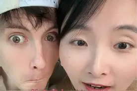 美国高中生毕业典礼，是什么样子 马老师老表的爸爸，用工伤获赔的700万美元进行投资，现在生活富足。这只是他们几套房子其中的一套，他还有属于自己的公司，也有几家投资入股的公司。 来一次，感觉美国高中生毕业请客吃饭和国内也没啥两样。#今天吃什么 #美国 #高中毕业 #异国婚姻视频封面