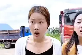回家探亲的兵哥哥看到一孩子阳台玩耍不慎跌落，在这千钧一发之际，飞身一跃接住了孩子，有惊无险！挽救了一个家庭！#危险时刻挺身而出 #暖心的一幕 #感人瞬间 #传递正能量好人一生平安视频封面