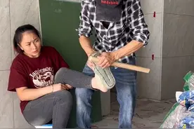 穿拖鞋上班最大的好处就是扎破脚#沙雕夫妻 #逗比夫妻日常视频封面