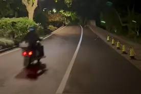杭州是个浪漫的城市，有很多接近百年的建筑，一路走过像是回到了民国。西湖是个巨大的能量场，夜骑的感觉就像是自由的风拂过西湖的岸，刚刚好的湿度和晚风，从孤山路到杨公堤转了一圈下来，沿途全部是法国梧桐，一路上都是西湖的水汽晕染出的植物芳香，是个美好的夜晚。如果你不喜欢旅游城市的人潮，那你可能会反复爱上那儿的清晨与夜色视频封面