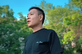 当这首熟悉的旋律再次响起的时候，那已经是13年前的事情了，追忆我们的青春和过往，等你等了那么久，5月1 －2号，温州见吧！#祁隆温州演唱会