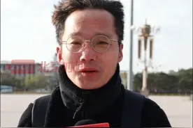 4月12日，北京天安门广场。北京十年来首发大风橙色预警，北京时间记者在现场讲述天安门广场实时大风感受，由于大风天气导致降温，平时人山人海的广场今天只有零星游客。同时再次提醒大家，大风天气下，非必要不出门。（记者：李鹏毅 蒋林君）#北京大风 #非必要不出行