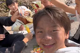 今天用椰壳粉和青梅精随机整蛊一下路人，没想到受伤的总是我……在体验整个过程中我们能够感受到彼此之间最纯真的真诚#整蛊 #迷惑行为大赏 #看一遍笑一遍 #日常vlog #真实还原