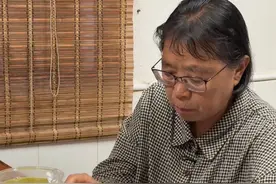 今天（7日）是2025年全国高考首日，一大早，张桂梅老师简单吃完早餐后，将送姑娘们去考场。（记者/钱磊 张小秋 赵凤铭 赵庆祖）