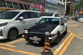 停车场偶遇丰田的AE86、现在能合法上路的非常少了