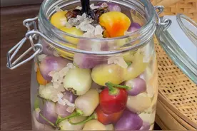 正是七彩辣椒的季节，今天又赶紧泡上一罐。又脆又辣的太下饭了 #泡辣椒 #美食教程 #日常vlog #七彩泡椒 #下饭神器