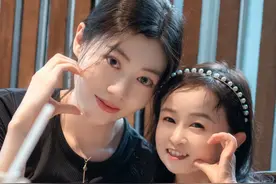 十年前的笑笑和杜鹃妈妈竟然还有售后！！带着闺女出来炸街啦！！ @张洢萌 #樱桃红之袖珍妈妈  #citywalk #母女日常