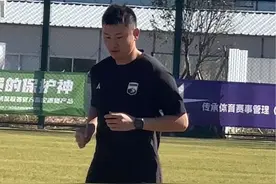 如虎添翼！39岁的周海滨代表山东传承足球明星队参加2024年传承足球明星联赛即此前的老甲A联赛，近年来他率领山东泰山梯队屡夺冠军。#山东泰山 #周海滨视频封面