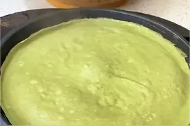 昨天分享了一个湖北特色美食绿豆饼，很多人想知道它怎么摊的？摊好后怎么保存怎么吃，今天分享制作教程，手把手教会你一个传统地方美食#绿豆饼 #把家乡的味道分享给大家 #粗粮细作视频封面