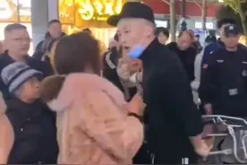 理性吃🍉，和气生财，男子吵架亲大妈#万万没想到 #看一遍笑一遍 #笑喷了视频封面