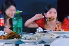 司仪急着叫新娘子别吃了，新娘大口搂席被喊去拍照，自己的席必须认真搂！#新婚现场 #新娘搂席 #搂席 #吃席的最高境界 #BGM 小跳蛙视频封面