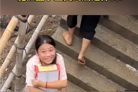 #潮汕施孤 #施孤 #施孤盒子里是什么 #潮汕习俗 #潮汕 大家都很好奇潮汕中元节习俗，小女孩手中拿的施孤盒子到底是什么？@DOU+小助手