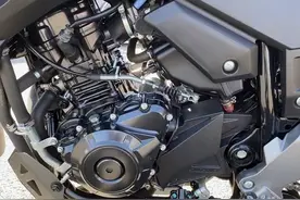 铃木旅行摩托250，售27680元，油耗低配ABS，听听双缸声浪如何？