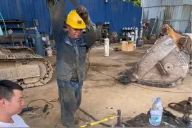 连接轴生锈卡死怎么办？大师傅有妙招#抖音记录修理工的日常 #挖掘机 #挖掘机维修 #现场实拍 #技术活