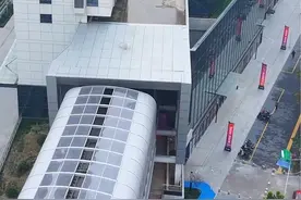 楼上住居民，楼下跑地铁，看的人心惊胆战，座的人直呼神奇#西安地铁穿楼 #内容启发搜索 #我的旅行日记视频封面