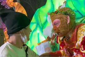 大哥真能闹，来我们大东北旅游的朋友放心奥，啥也丢不了😂 真抗冻啊，听说穿半截袖在长春逛一圈了🤔#雪饼猴 #雪饼猴王铁柱