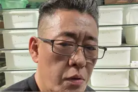 我也来聊聊眼镜王蛇 4月份以来，眼镜王蛇成为热门话题，多地发现其踪迹。遇到眼镜王蛇时，非专业人士应避免接触，保持距离。专业抓蛇需从后面抓住，因为眼镜王蛇无颊窝，感知不到后面的动静。#眼镜王蛇视频封面