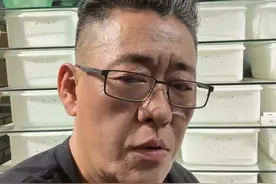 我也来聊聊眼镜王蛇 4月份以来，眼镜王蛇成为热门话题，多地发现其踪迹。遇到眼镜王蛇时，非专业人士应避免接触，保持距离。专业抓蛇需从后面抓住，因为眼镜王蛇无颊窝，感知不到后面的动静。#眼镜王蛇