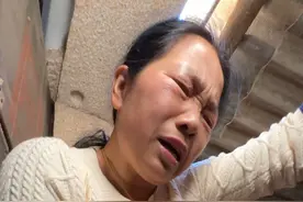 婆婆抓鸡把腿扭伤，痛的眼眶都红了，说话差点喘不上气，真让人心疼！#我要上热门 #日常vlog #萌娃视频封面