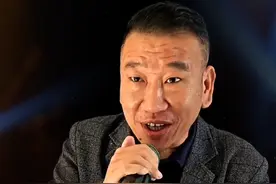 大叔酒吧给喜欢的人唱了一曲#伤感音乐 没想到开口就惊艳了全场#抖音热歌 #情感 #就怕歌词入了心视频封面