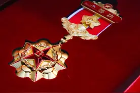 向英雄致敬！武警宁夏总队召开“向苗鉴烈士、周焰同志颁授功勋荣誉表彰大会”视频封面