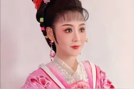 湖北省黄梅戏剧院＂惠民演出季•文化进万家（第三站） 黄梅县蔡山镇李英村演出圆满结束。分享现场演出实况：黄梅戏《天仙配》分别选场片段分享。丁格饰演七仙女、王刚扮演董永#黄梅戏天仙配 #湖北省黄梅戏剧院视频封面