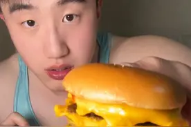 不知道吃啥的时候，就乐意整点小汉堡🍔#00后 #辅导员 #卫龙魔芋爽#麻酱魔芋爽#组个醒春快乐局