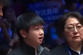 莎莎指导又上线了，关心队友的同事还不忘关注隔壁大头的比赛#孙颖莎