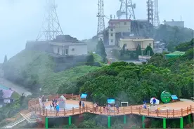 大田顶，粤西第一高峰，也是广东唯一能驾车登顶的1700米级别高峰，登高望远，群山连绵不绝。#登上山顶看美景 #粤西第一高峰大田顶 #跟着无人机去旅行视频封面