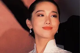 不同年代的女明星走红毯的状态？是这样的吗？看完视频谁来帮我总结一下！视频封面