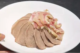 猪耳猪舌卤制完整版教程，因为视频有点长，分为两个部分，下期分享麻辣口水汁教程，在家也可以做，详细的白卤做法，咸香鲜香，香料味浓郁。#美食教程 #美食 #美食教程 #美食 #美食视频封面