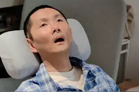 昏迷第八个年头里的第四台轮椅 我买这个轮椅是给彭亚楼拉臭臭和淋浴用的。 车重11公斤，真的很小只的一台轮椅，坐上去，还挺稳的。心里作用，总觉得随时会翻车，好怕怕。 #彭亚楼煤气中毒康复日记 #每日小记视频封面