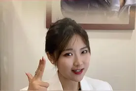 这几天，何猷君点天灯的“鸡毙”手势火爆全网，给我看迷糊了!! 何猷君在拍卖会为奚梦瑶霸气撑腰，这个“点天灯”的说法在现实拍卖会真的存在吗?这期视频给你答案！#何猷君 #艺术 #收藏品 #拍卖会 #东方美学视频封面