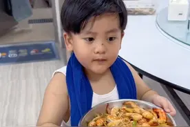 #广东dou知道 #粤语文化 #做家务的孩子  哈哈、吉米仔捡纸皮捡到风山水起、说要豪请粉丝食饭！广东人的热情豪爽性格是刻在骨子里的！视频封面