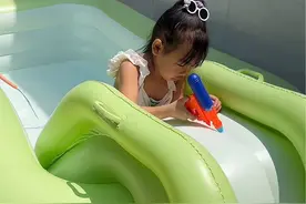 给孩子买的#充气泳池，不用再去水上乐园人挤人啦，在家就能玩，充气方便，室内室外都能用#夏季玩水 #清凉一夏视频封面