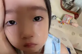 自从怀了二宝之后，恬恬一下子长大了，也变得特别懂事，我们很欣慰也很开心，但却偶然间发现她的心思变得敏感了，晚上会做梦，醒来自己偷偷的哭，询问过原因才知道，她梦到我们生弟弟妹妹不要她了，听完心里挺不是滋味的，也很心疼她，我和爸爸一直都告诉她，即便有弟弟妹妹，爸妈依旧最爱的是你，弟弟妹妹由你来疼爱，看她懂事的样子真让人心疼#亲子日常  #骗你生女儿 #日常vlog视频封面